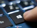Palec naciska klawisz Windows, otwierając nowy pulpit w systemie Windows 10.