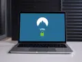 Laptop z ekranem pokazującym logo VPN i zieloną kłódkę. To jest odpowiedź na pytanie: openvpn co to.
