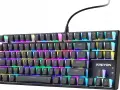 Klawiatura gamingowa z kolorowym podświetleniem RGB. Skróty klawiszowe nie działają, co frustruje gracza.