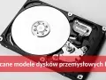Odkryj, jaki dysk do monitoringu będzie najlepszy. Widok otwartego dysku HDD z błyszczącymi talerzami i elektroniką.