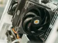 Wnętrze komputera z chłodzeniem wodnym. Widać wentylator Cooler Master i moduły RAM G.Skill Trident.