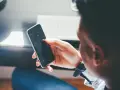Mężczyzna próbuje odblokować telefon, być może w obawie przed działaniami hakerów w internecie.