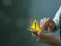 Ostrzeżenie na telefonie. Czy to spam? Uważaj na podejrzane powiadomienia.