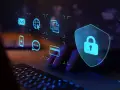 Dłoń na klawiaturze, nad nią ikony symbolizujące dane i komunikację, a obok tarcza z kłódką. Chroń się przed wirusami w internecie.