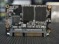 Dysk SSD z interfejsem SATA. Widoczne układy pamięci NAND i kontroler.