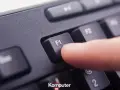 Palec naciska klawisz F1. Dowiedz się, jak wyłączyć klawisze funkcyjne, gdy są niepotrzebne.