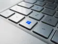 Klawisz Windows na klawiaturze laptopa. Naciśnij go, by szybko wywołać menu start, a potem użyj skrótu klawiszowego do wyłączenia komputera Windows 11.