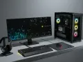 Komputer z podświetleniem ARGB vs RGB. Zestaw Corsair: obudowa, monitor, klawiatura, mysz i słuchawki.