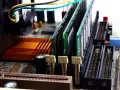 Pamięć RAM na płycie głównej. Zobacz, jak sprawdzić RAM DDR3 czy DDR4 po złączach i kolorze.