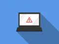 Laptop z czerwonym znakiem ostrzegawczym na ekranie. Uważaj na różne rodzaje robaków komputerowych, które mogą go zaatakować.