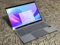 Szary laptop Huawei z kolorowym ekranem. Menu "Często używane" sugeruje, jak wyczyścić pamięć RAM, zamykając niepotrzebne aplikacje.