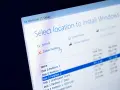 Instalacja Windows 11. Widok wyboru lokalizacji, gdzie widać opcje formatowania partycji.