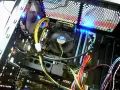 Wnętrze komputera z podświetlaną płytą główną MSI i wentylatorem Intel. Pokazuje, jak działa komputer, z widocznymi kablami i elementami.