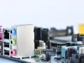 Złącza audio i USB na płycie głównej. Dowiedz się, jak sprawdzić podzespoły komputera, analizując detale takie jak te.