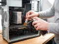Czyszczenie procesora i wnętrza komputera sprężonym powietrzem i pędzelkiem. Dbałość o sprzęt to podstawa.