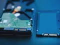 Dwa dyski: tradycyjny dysk twardy z zieloną płytką drukowaną i nowoczesny SSD. Przechowują informacje.