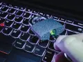 Klucz w zamku na klawiaturze laptopa. Symbolizuje to, jak sprawdzić czy plik ma wirusa i chronić dane.