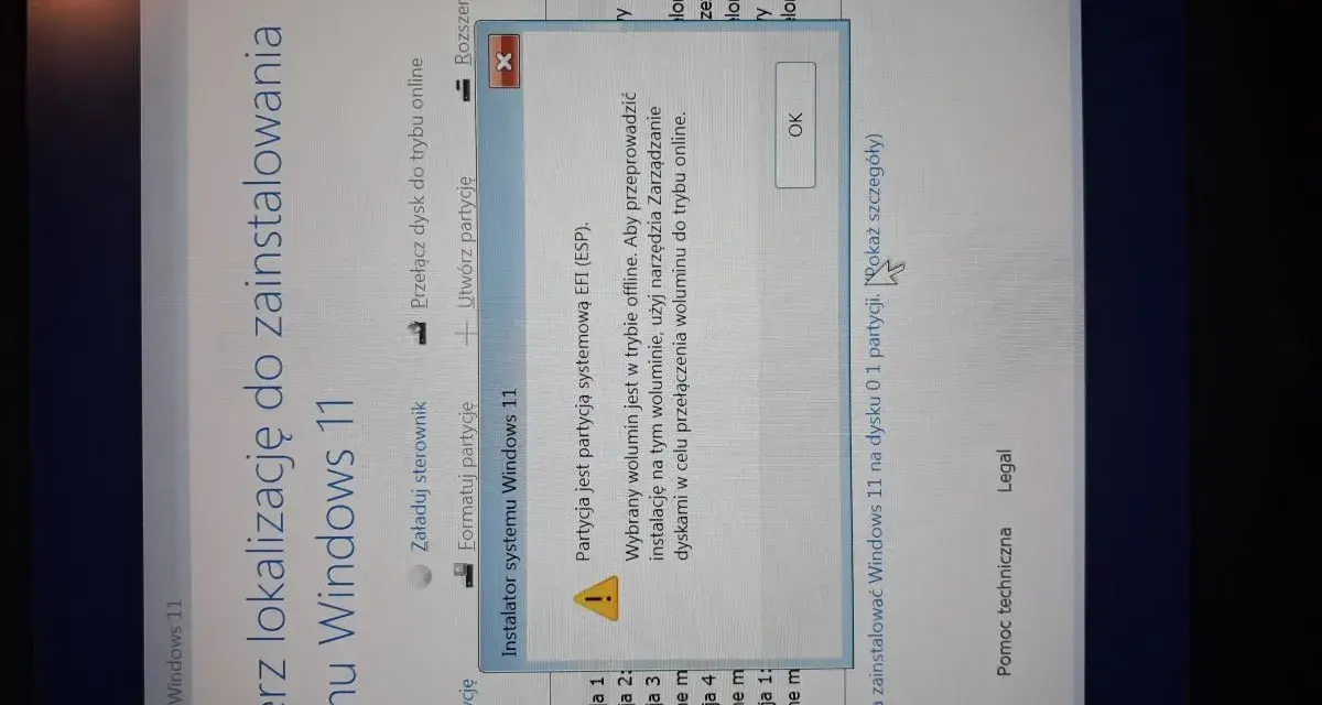 Instalator Windows 11 informuje, że partycja EFI jest offline. Aby zainicjować dysk SSD, należy ją przełączyć do trybu online.