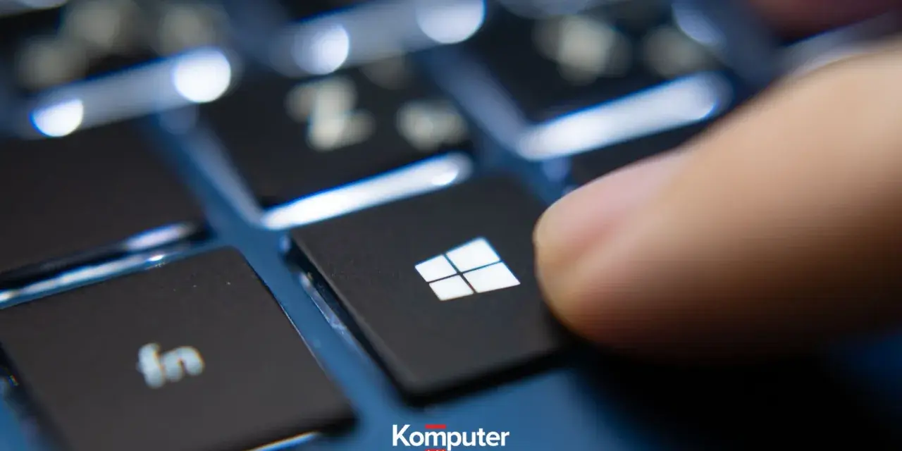 Palec naciska klawisz Windows, otwierając nowy pulpit w systemie Windows 10.
