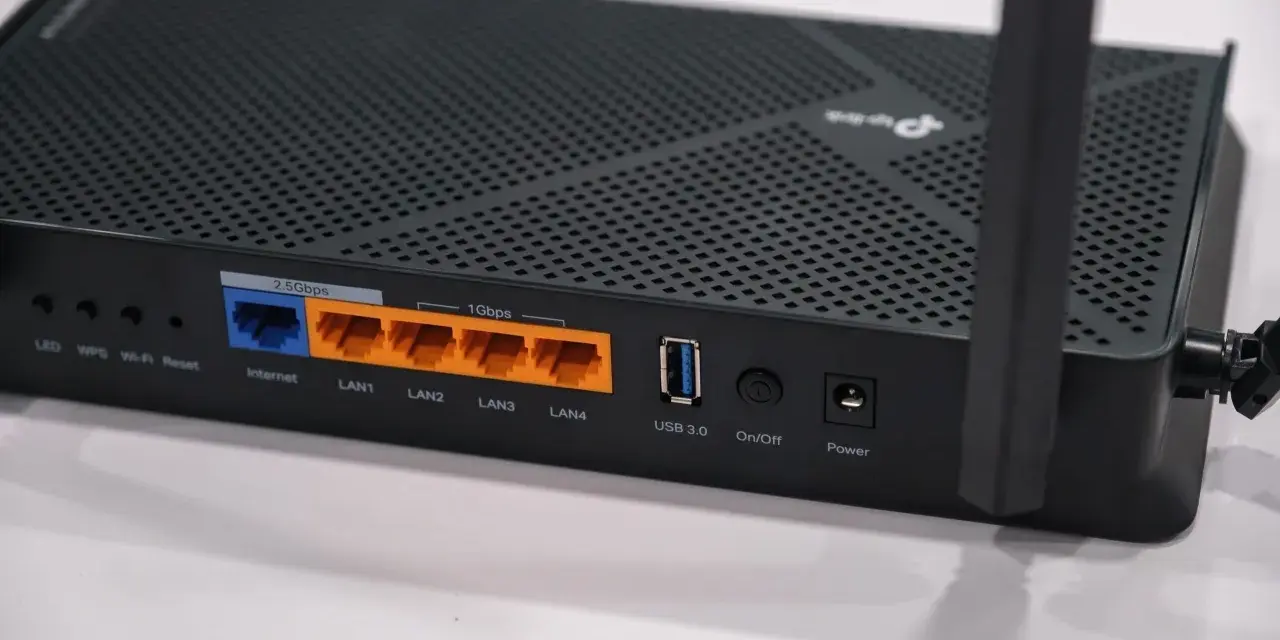 Router z portami LAN, USB 3.0 i zasilania. To jak vault 7 dla Twojej sieci domowej, zapewniający szybkie połączenie.