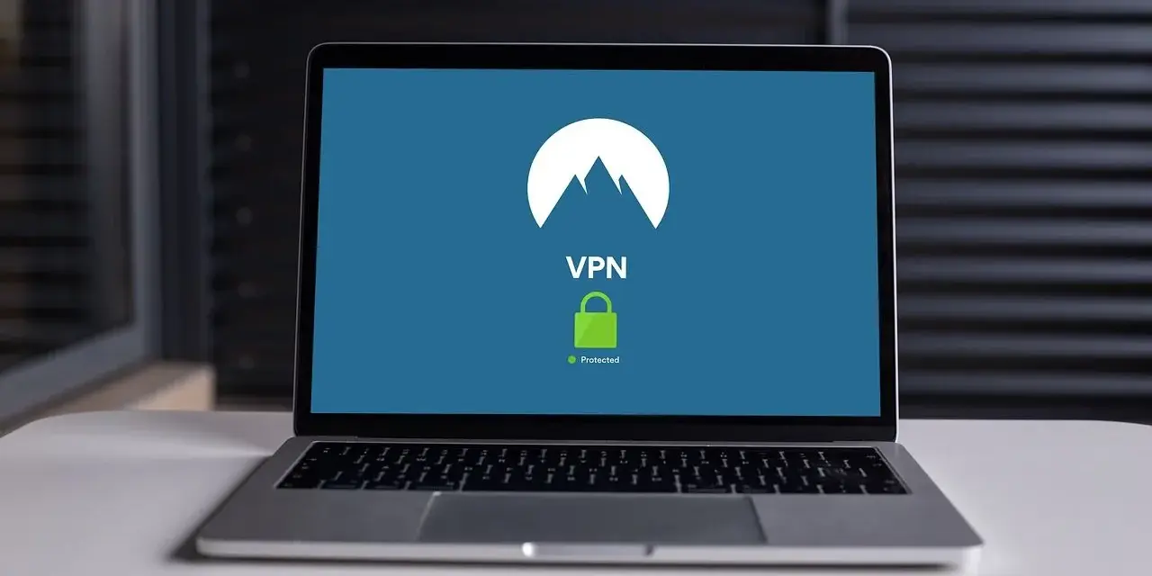 Laptop z ekranem pokazującym logo VPN i zieloną kłódkę. To jest odpowiedź na pytanie: openvpn co to.