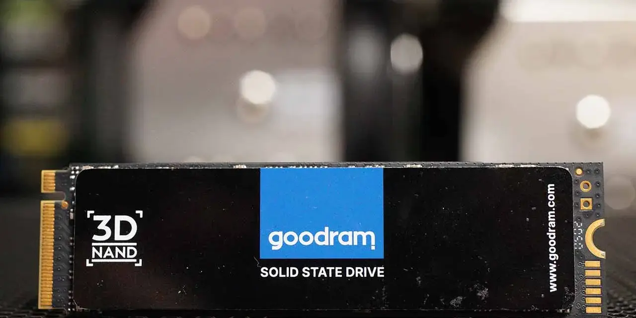Dysk SSD Goodram z technologią 3D NAND, zapewniający długą żywotność i szybkie działanie.