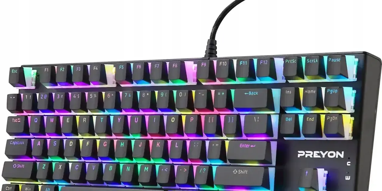 Klawiatura gamingowa z kolorowym podświetleniem RGB. Skróty klawiszowe nie działają, co frustruje gracza.