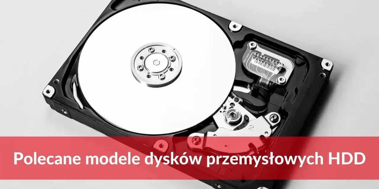 Odkryj, jaki dysk do monitoringu będzie najlepszy. Widok otwartego dysku HDD z błyszczącymi talerzami i elektroniką.