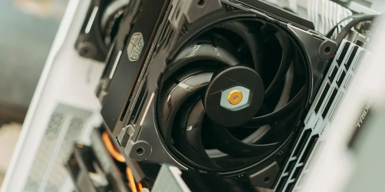 Wnętrze komputera z chłodzeniem wodnym. Widać wentylator Cooler Master i moduły RAM G.Skill Trident.
