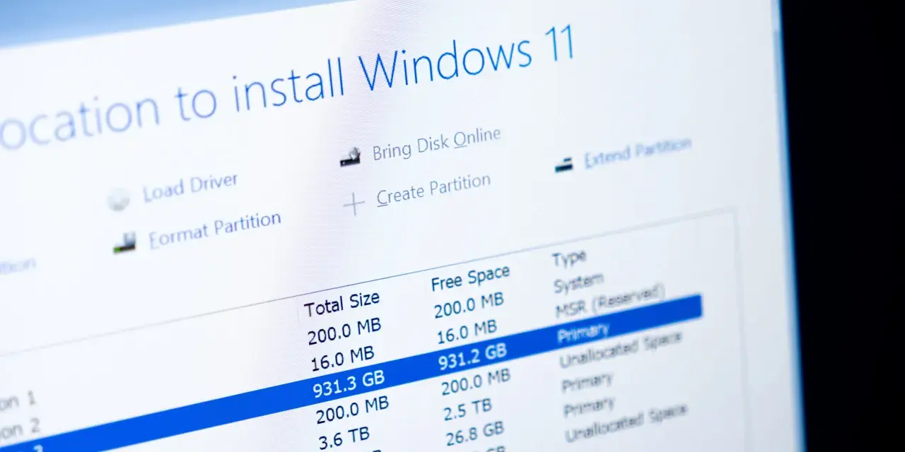 Ekran instalacji Windows 11 pokazuje opcje partycjonowania dysku. Dowiedz się, jak sformatować komputer Windows 11, wybierając odpowiednią partycję.