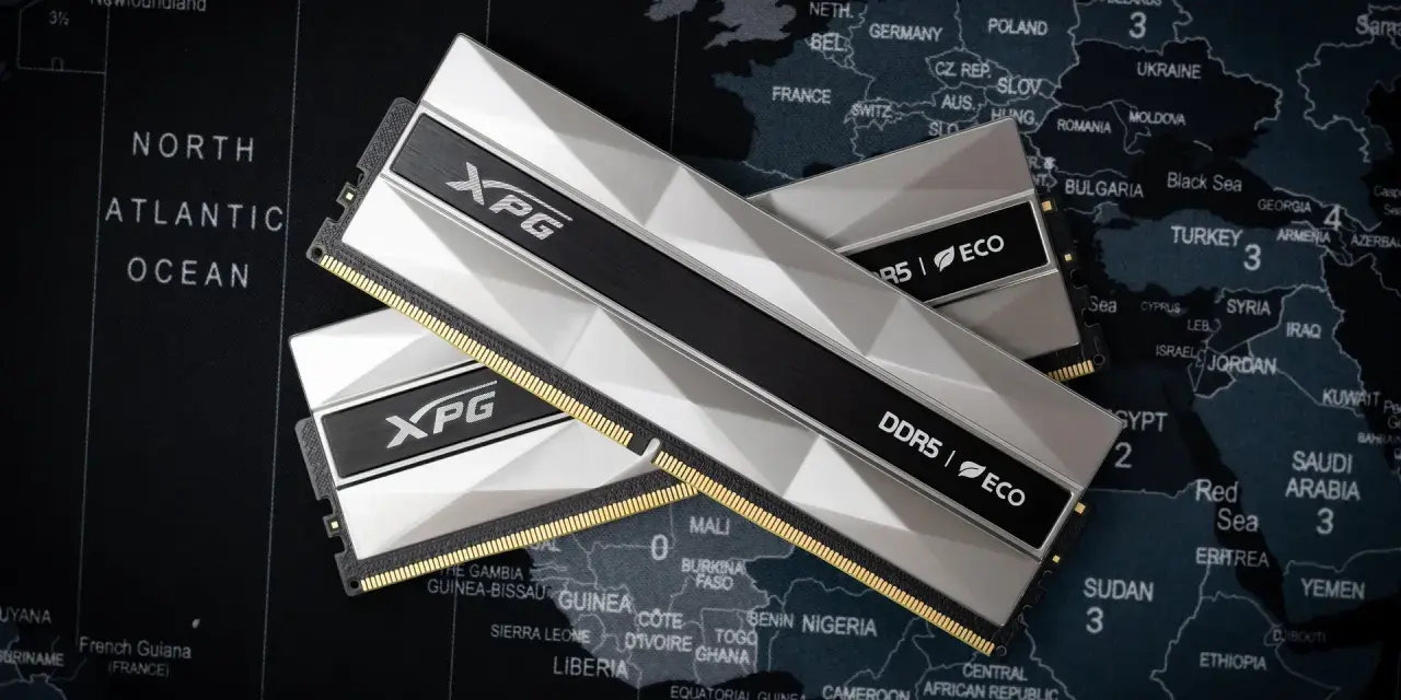 Dwa moduły pamięci RAM XPG DDR5 z radiatorem, leżące na tle mapy świata. Ich wysoka fclk frequency zapewnia płynność działania.
