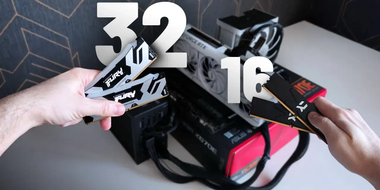 Ręce trzymają kości RAM. Jedna ręka prezentuje 2x16GB, druga 2x8GB. Czy 32 GB to dużo?