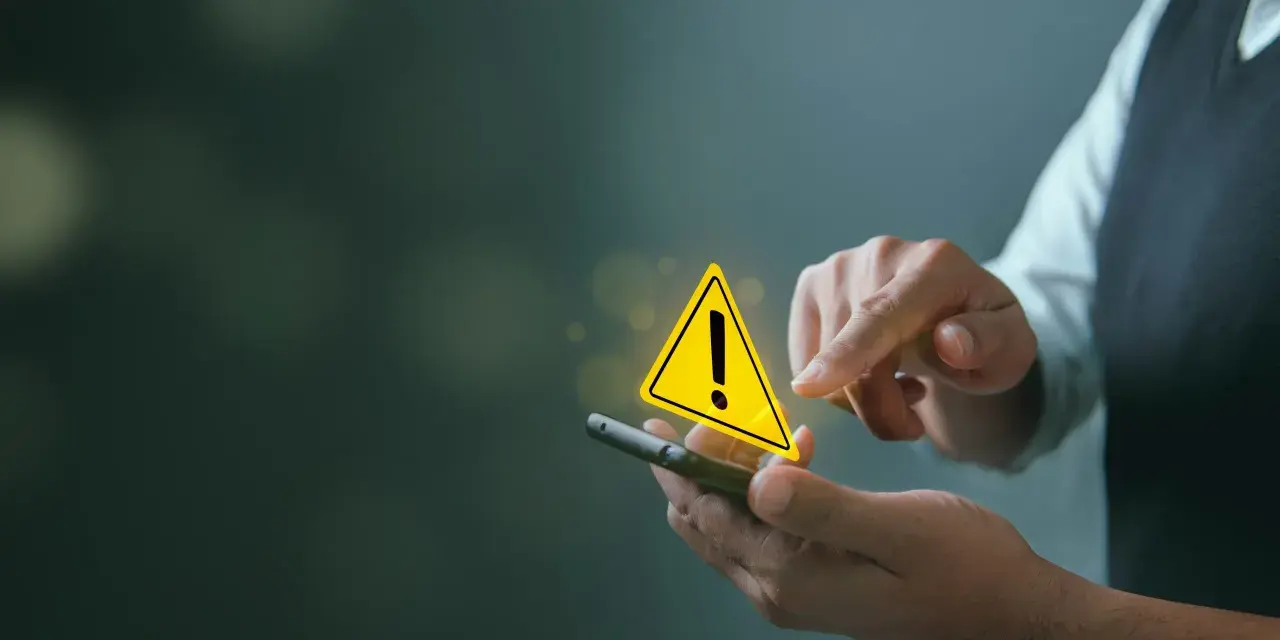 Ostrzeżenie na telefonie. Czy to spam? Uważaj na podejrzane powiadomienia.