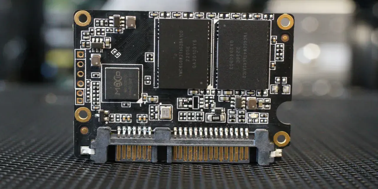 Dysk SSD z interfejsem SATA. Widoczne układy pamięci NAND i kontroler.