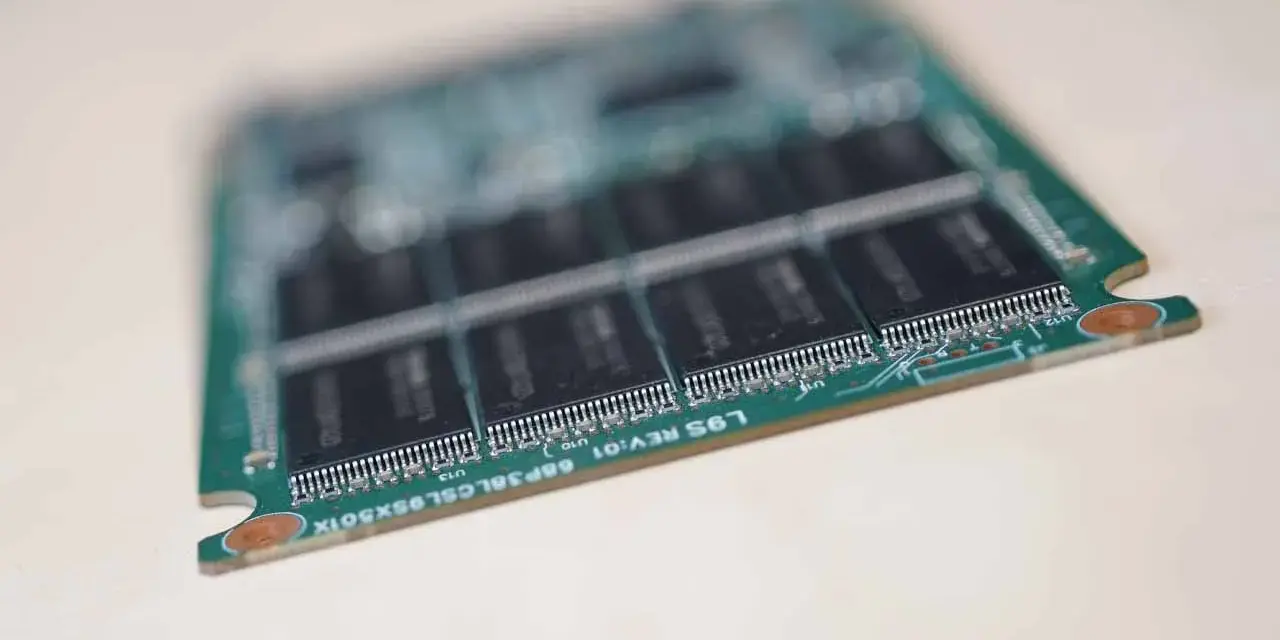 Moduł pamięci RAM, kluczowy element do sprawdzania dysku SSD i optymalizacji systemu.