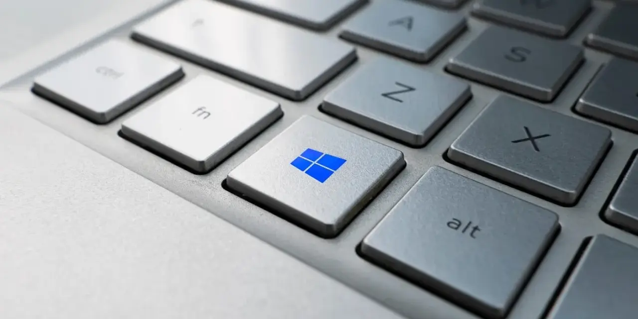 Klawisz Windows na klawiaturze laptopa. Naciśnij go, by szybko wywołać menu start, a potem użyj skrótu klawiszowego do wyłączenia komputera Windows 11.