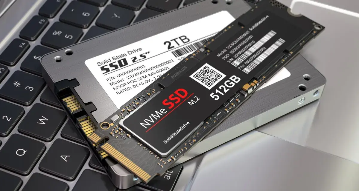 Dwa dyski SSD: 2,5-calowy i M.2 NVMe. Chcesz wiedzieć, jak sprawdzić, czy masz dysk SSD? Zwróć uwagę na te modele.