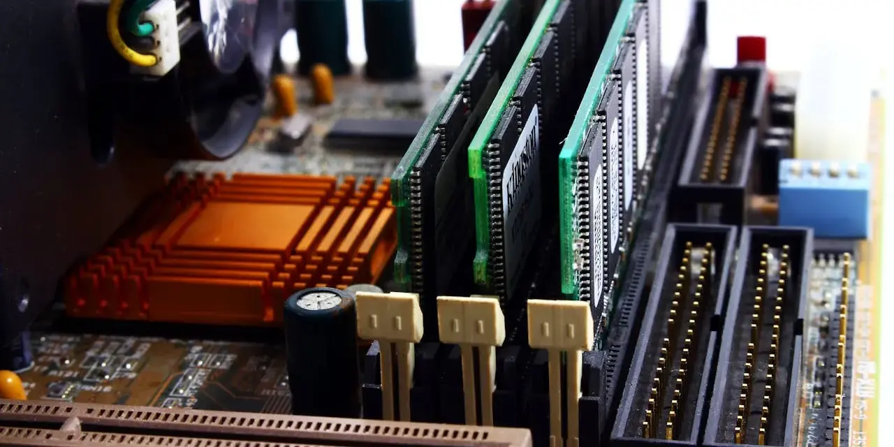 Pamięć RAM na płycie głównej. Zobacz, jak sprawdzić RAM DDR3 czy DDR4 po złączach i kolorze.