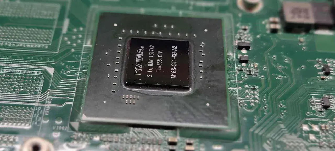 Układ NVIDIA, czyli GPU, to serce grafiki w komputerze. Ten konkretny model to N16S-GT1-KB-A2.