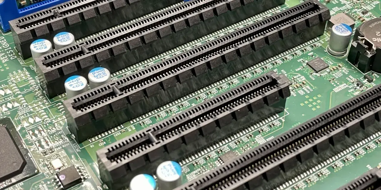 Szereg złączy PCI Express (PCIe) na zielonej płycie głównej, gotowych na nowe karty rozszerzeń.