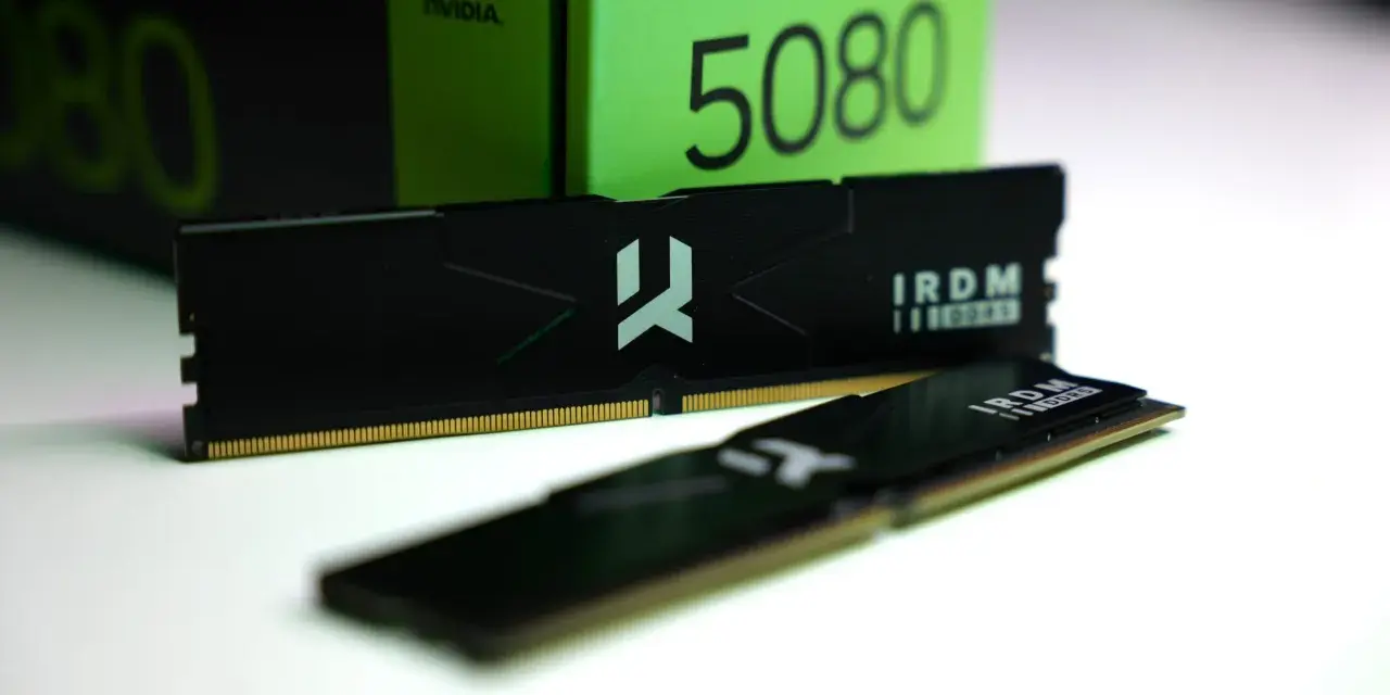 Dwa moduły pamięci RAM IRDM DDR5 leżą przed zielonym pudełkiem karty graficznej GeForce RTX 5080.