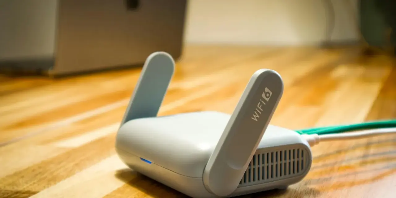 Router Wi-Fi 6 gotowy do pracy. Dowiedz się, jak używać VPN, by zabezpieczyć swoje połączenie.
