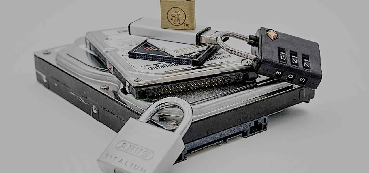 Dysk twardy, pendrive i karta pamięci zabezpieczone kłódkami. Jak wyłączyć pełne szyfrowanie?