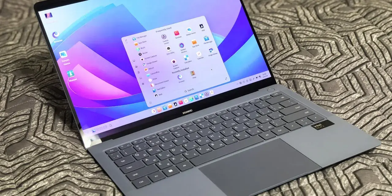 Szary laptop Huawei z kolorowym ekranem. Menu "Często używane" sugeruje, jak wyczyścić pamięć RAM, zamykając niepotrzebne aplikacje.