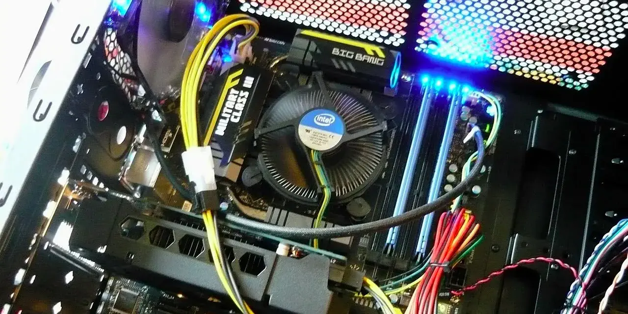 Wnętrze komputera z podświetlaną płytą główną MSI i wentylatorem Intel. Pokazuje, jak działa komputer, z widocznymi kablami i elementami.