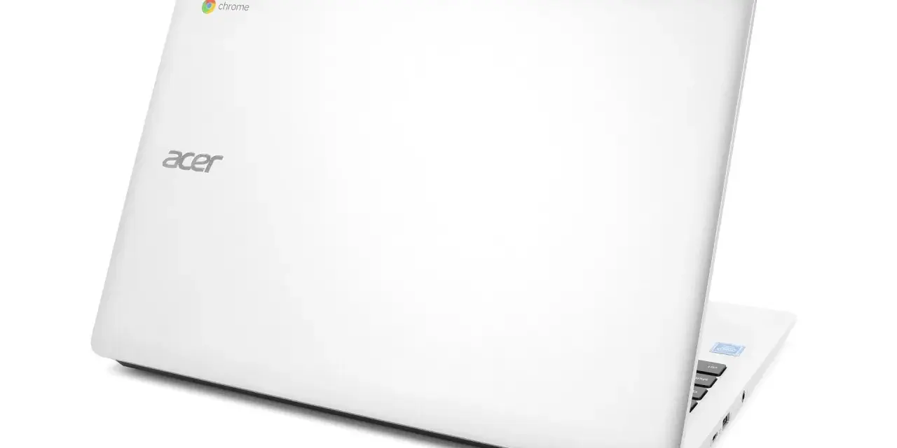 Biały Chromebook Acer z logo Chrome. Zastanawiasz się, czym się różni chromebook od laptopa?