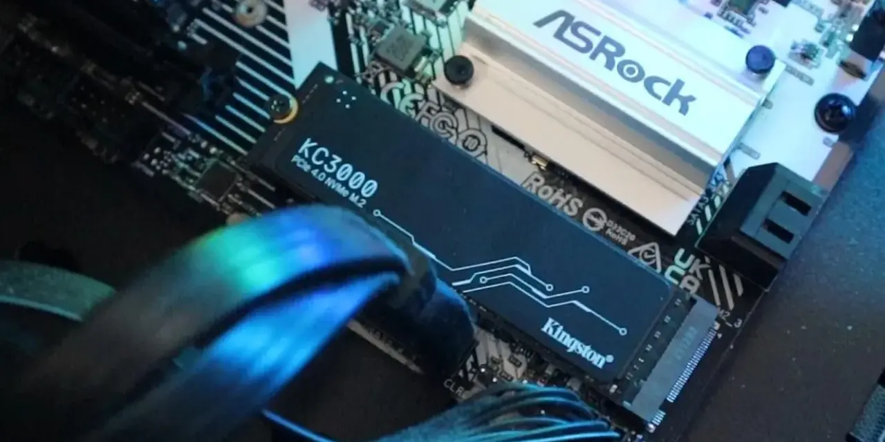 Dysk Kingston KC3000 z interfejsem pcie 4.0 NVMe M.2 zamontowany na płycie głównej ASRock.
