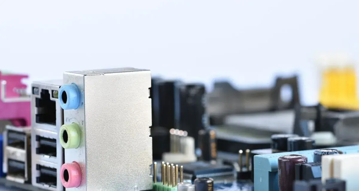Złącza audio i USB na płycie głównej. Dowiedz się, jak sprawdzić podzespoły komputera, analizując detale takie jak te.