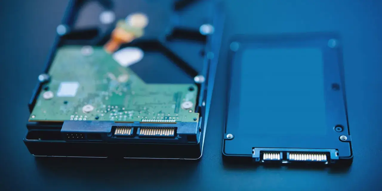 Dwa dyski: tradycyjny dysk twardy z zieloną płytką drukowaną i nowoczesny SSD. Przechowują informacje.