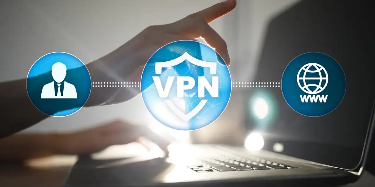 Dłoń dotyka ikony VPN, symbolizującej bezpieczne połączenie z internetem przez wifi.